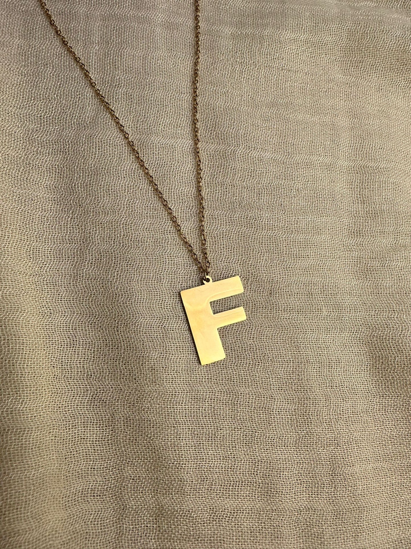 Collar letra F