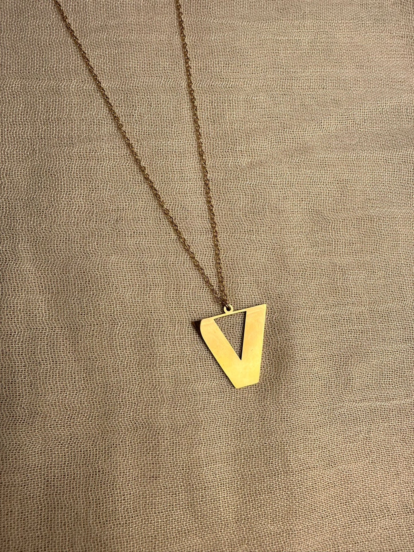 Collar letra V