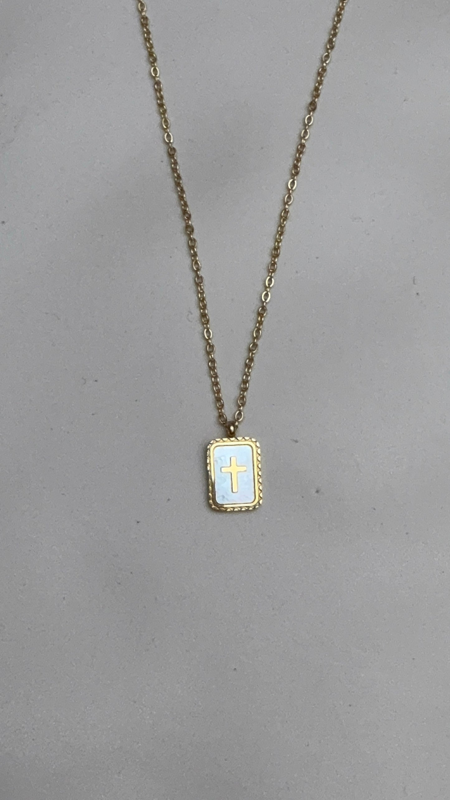 Collar cruz con nácar