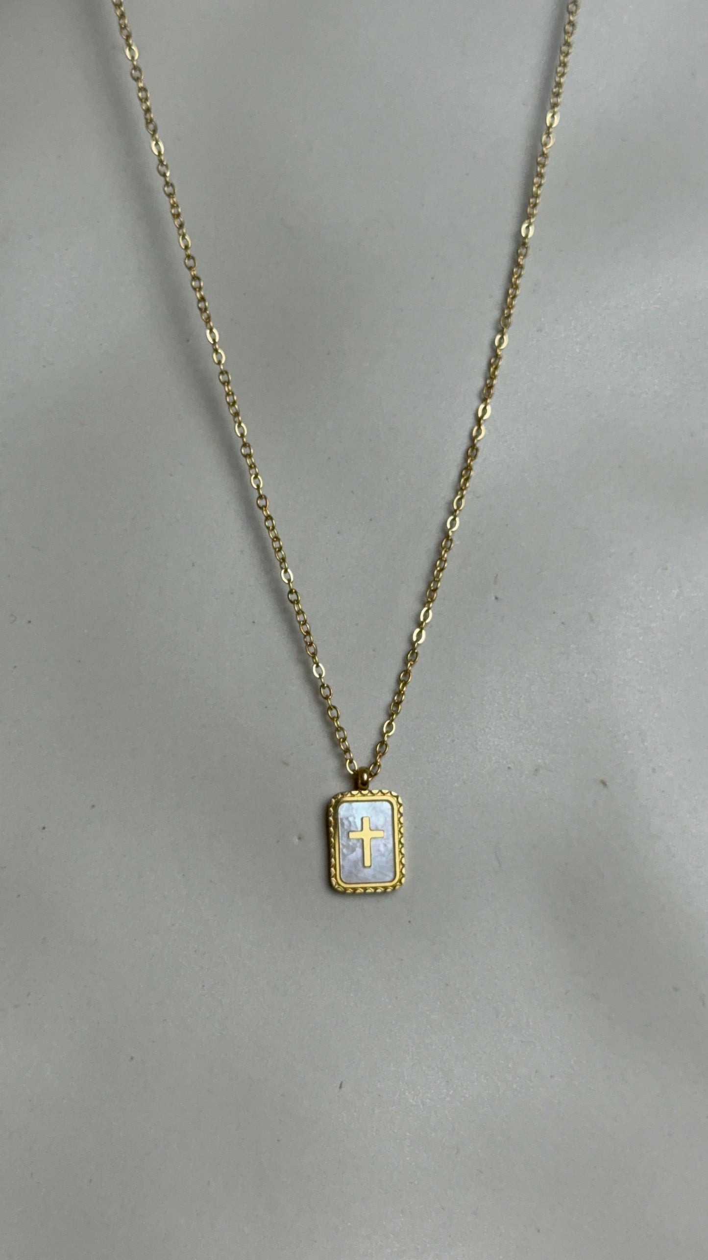 Collar cruz con nácar